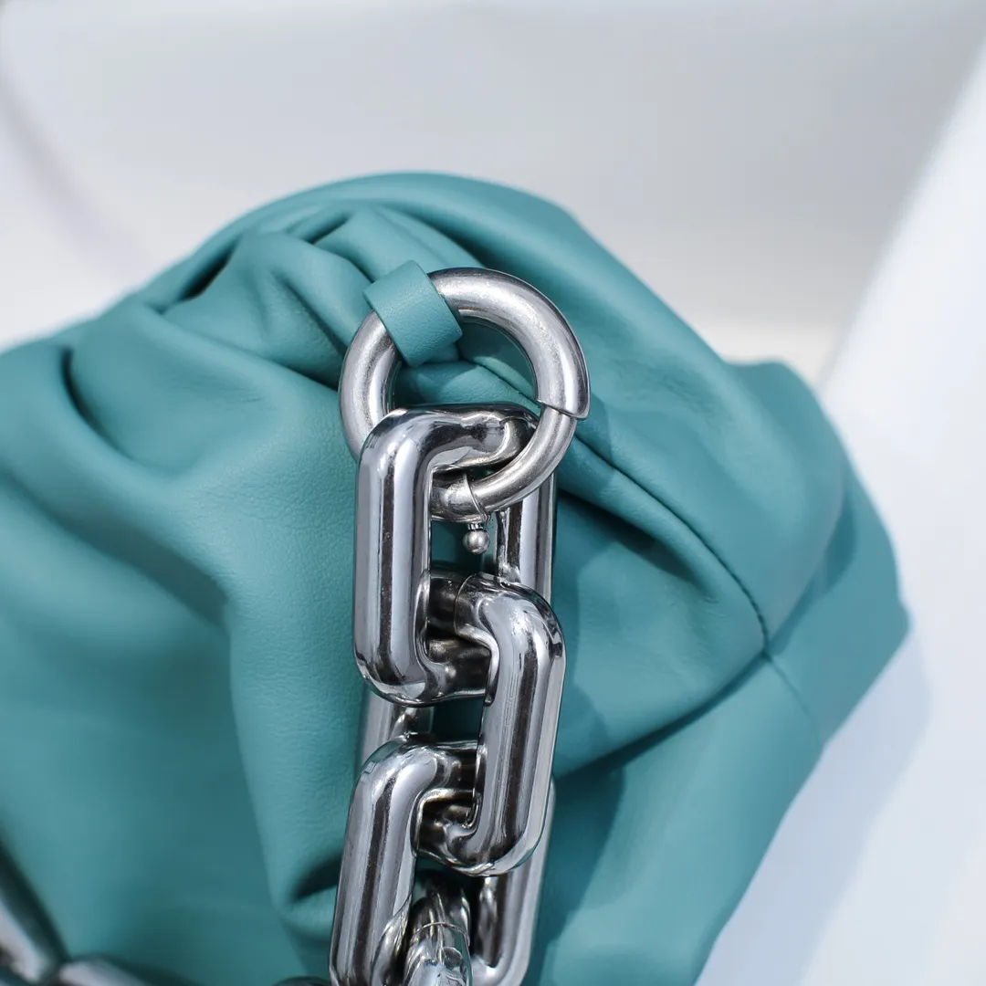2020 new products will continue to upgrade the cloud bag to the вoттega veneтa chain cloud bag. It is still developed with imported original leather as standard. This hardware chain needs to be light on the upper body and can only be made of all-steel material. It is made of hollowed metal. You don’t have to worry about its weight. Major celebrity fashion bloggers have used it to attend fashion shows. Who can resist the charm of this large gold chain [smile] Style number: 6708# Size: 30*16*12